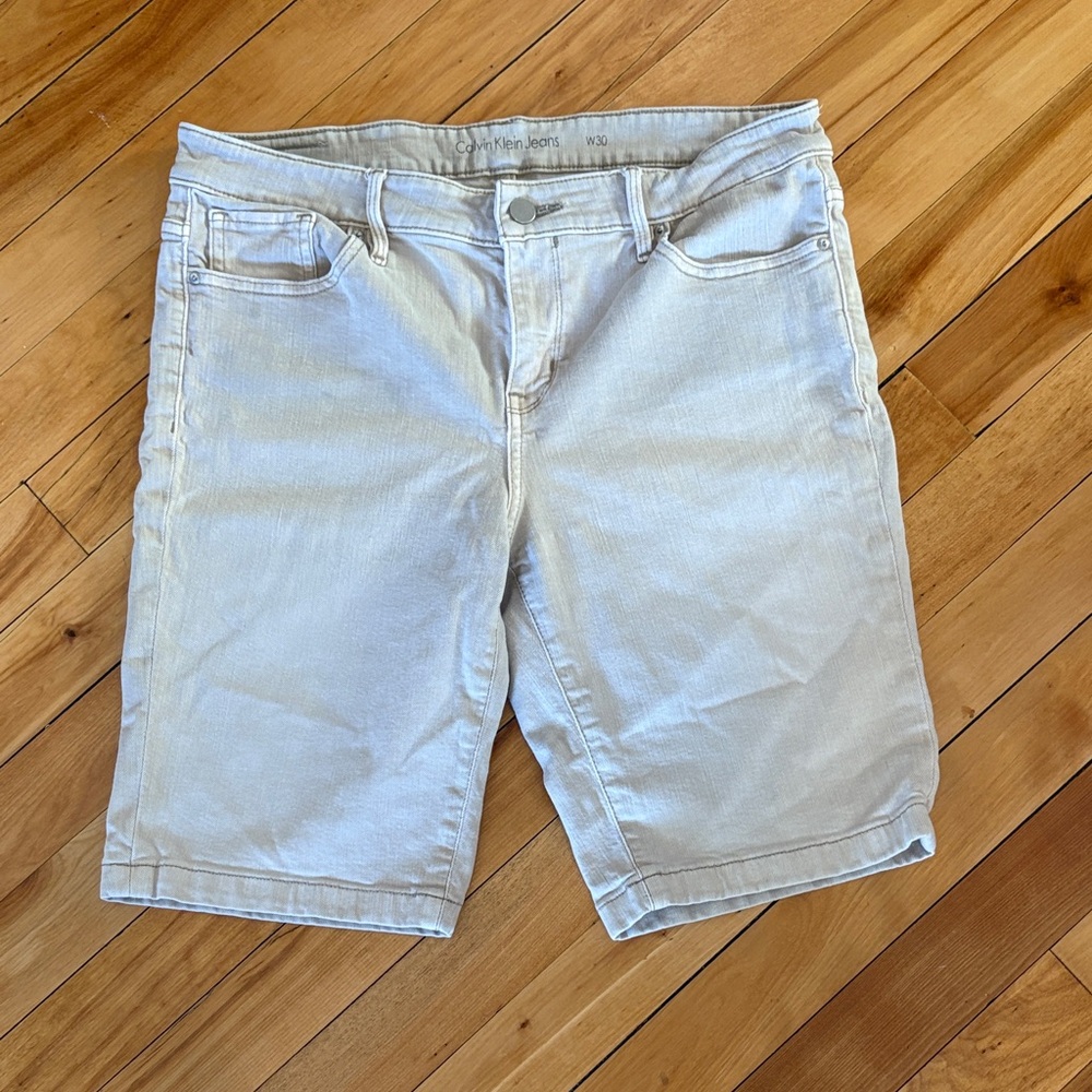 Calvin Klein Jeans Women’s Light Beige/Grey Jean Shorts – Size 30